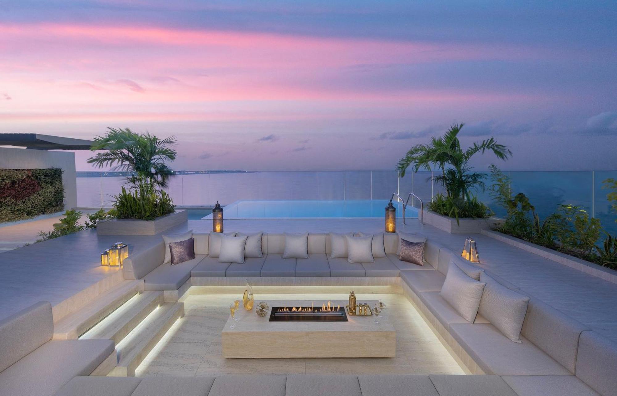 Mandarin Oriental Jumeira, Дубай Екстериор снимка The rooftop pool at the hotel