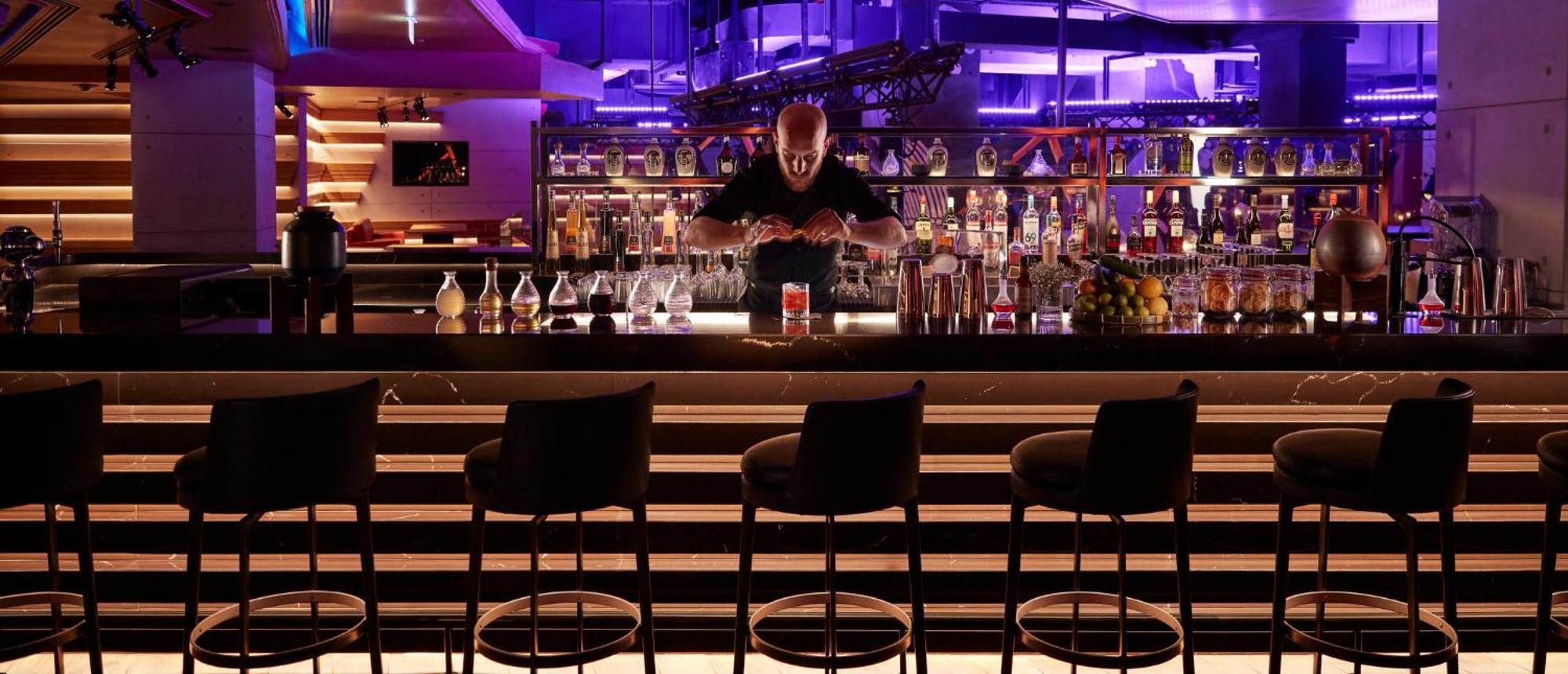Mandarin Oriental Jumeira, Дубай Екстериор снимка A bartender at work