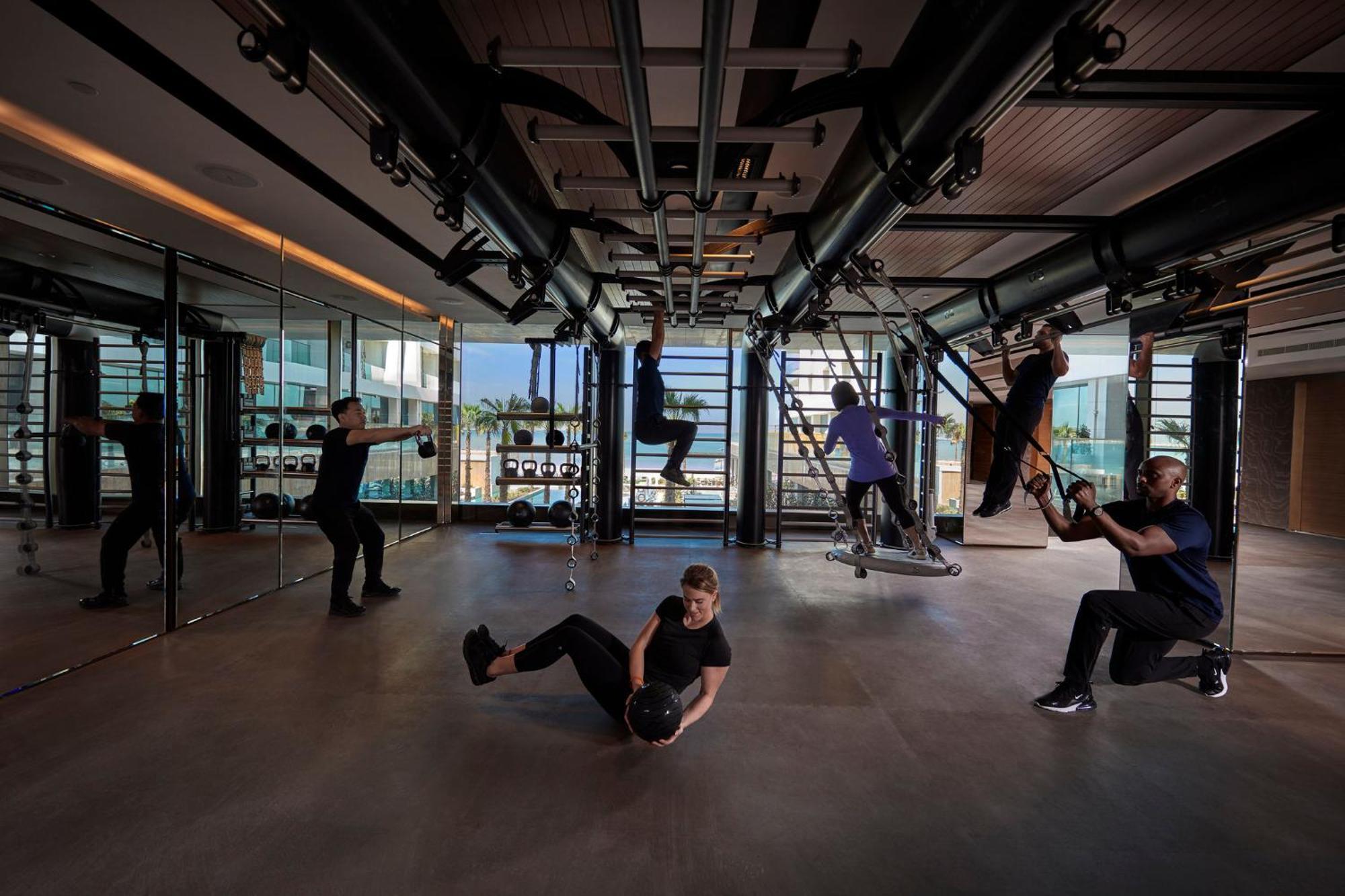 Mandarin Oriental Jumeira, Дубай Екстериор снимка The gym at The Standard East Village