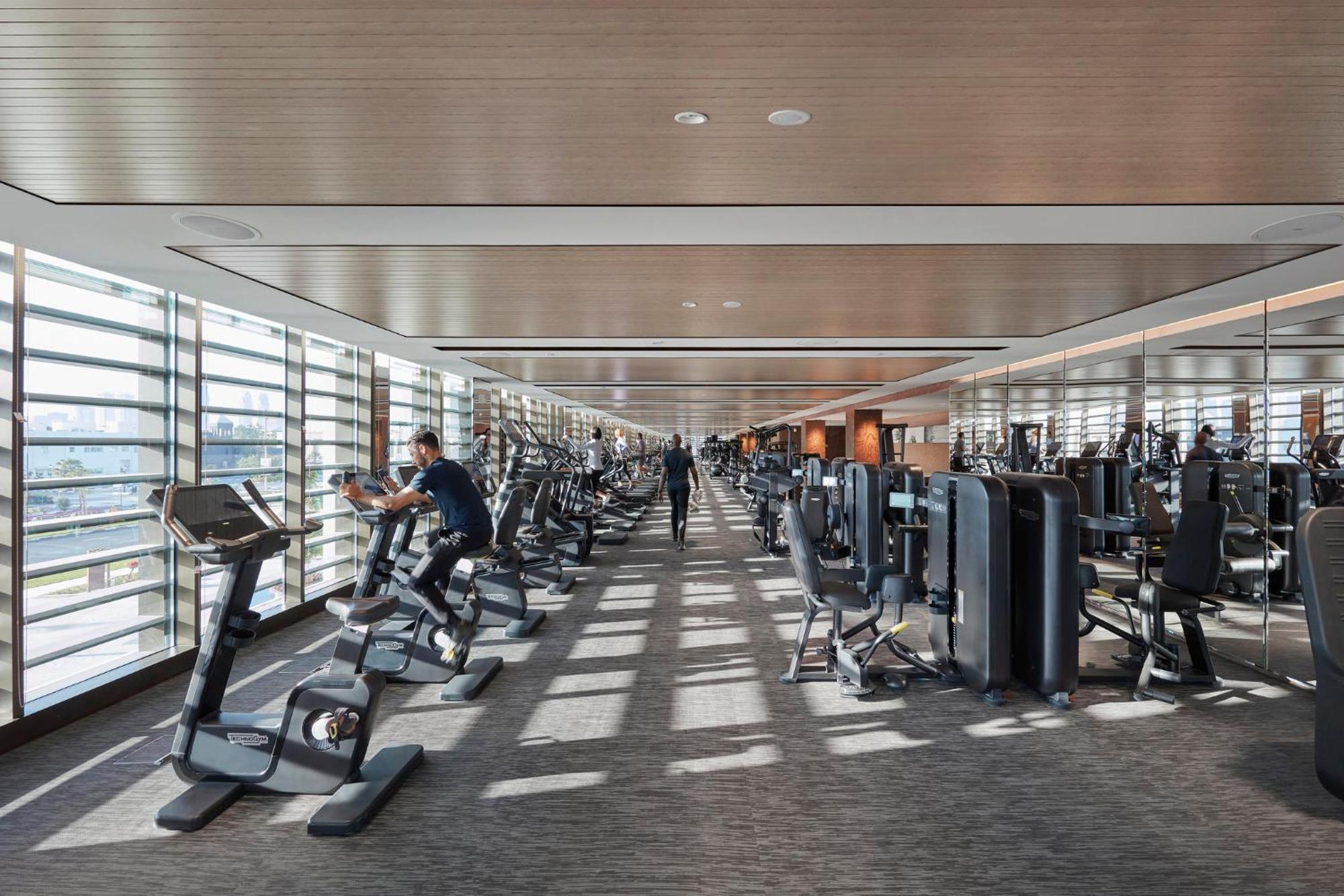 Mandarin Oriental Jumeira, Дубай Екстериор снимка The gym at the 101st floor