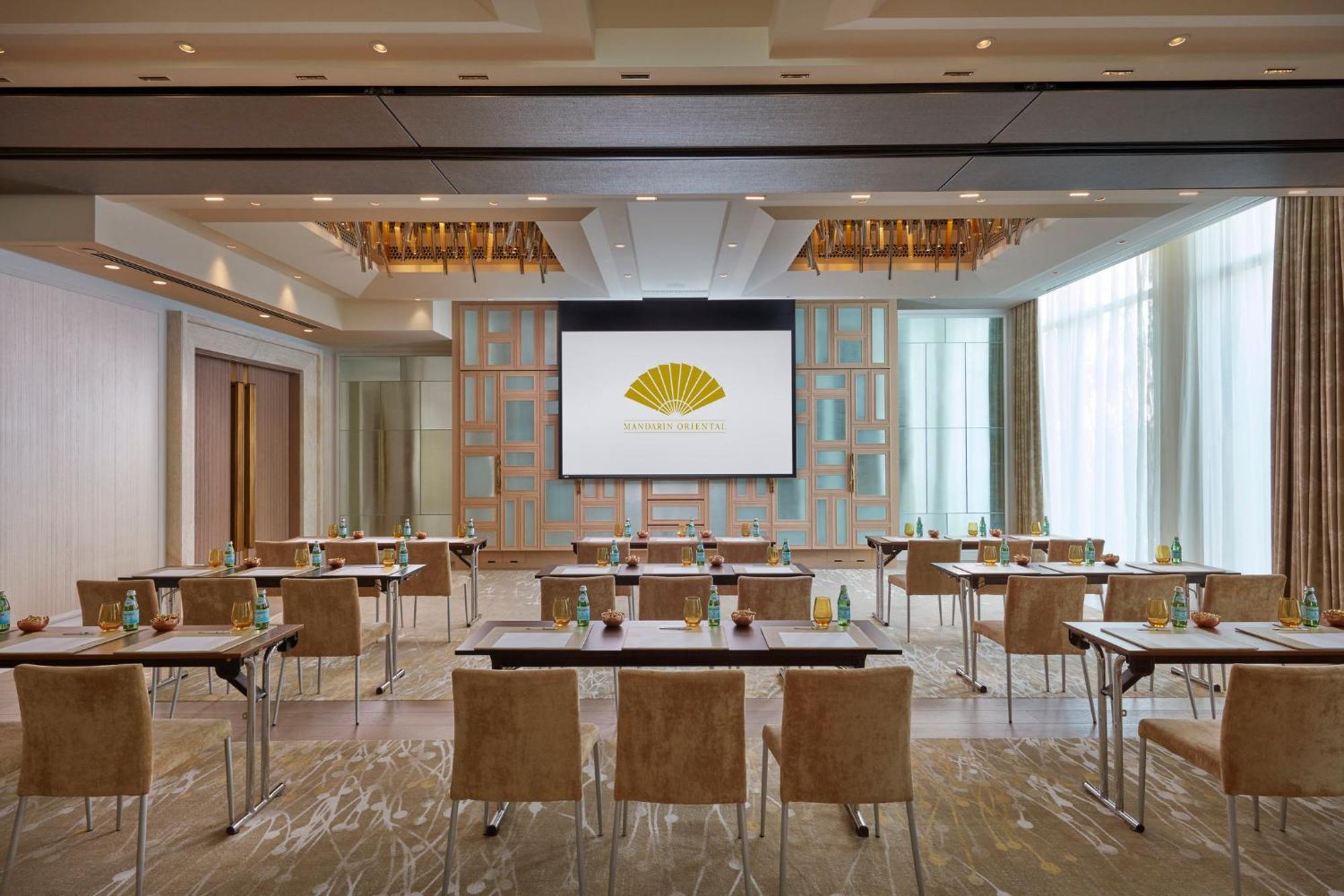 Mandarin Oriental Jumeira, Дубай Екстериор снимка The meeting room at The Landmark