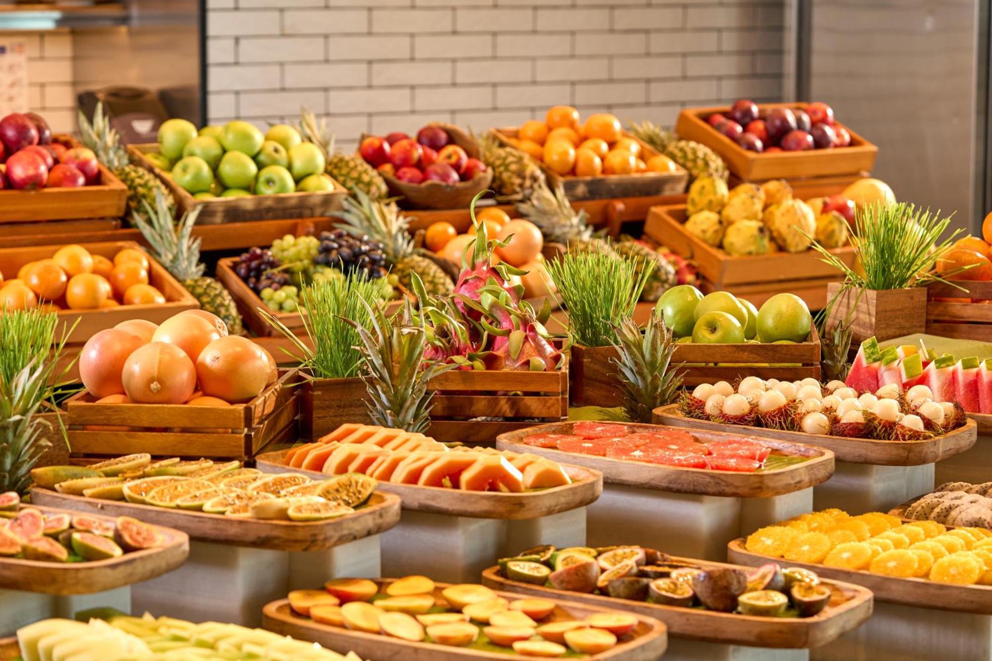 Mandarin Oriental Jumeira, Дубай Екстериор снимка Fruit display at a buffet